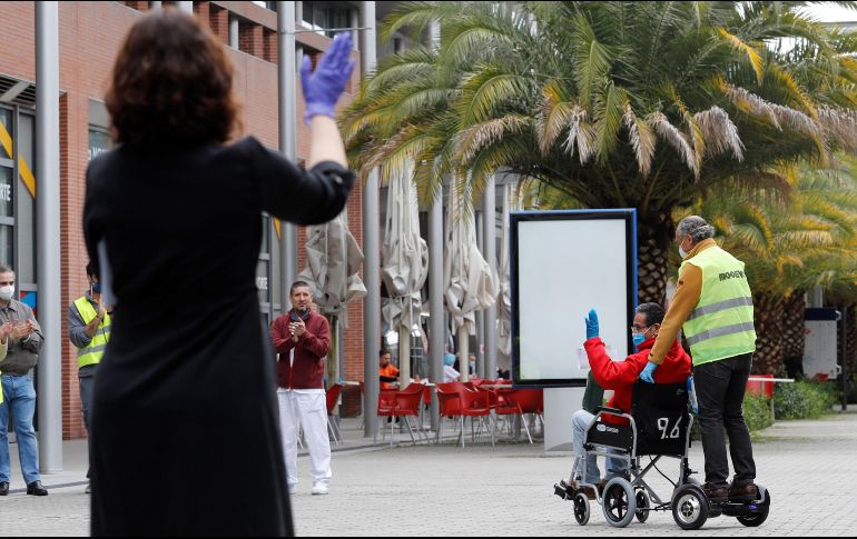La presidenta de la Comunidad de Madrid, Isabel Díaz Ayuso, aplaude a un paciente que recibe el alta. EFE/Ballesteros