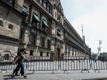 La fachada de Palacio Nacional fue resguardada con vallas metálicas para restringir el paso de personas ante la contingencia por coronavirus. SUNL/G. Espinosa