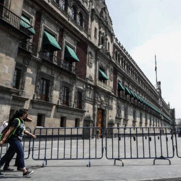 La fachada de Palacio Nacional fue resguardada con vallas metálicas para restringir el paso de personas ante la contingencia por coronavirus. SUNL/G. Espinosa