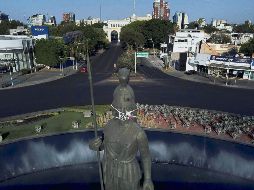 Minerva. La guardiana de Guadalajara fue la primera en cubrirse ante la pandemia que asola al mundo. AFP