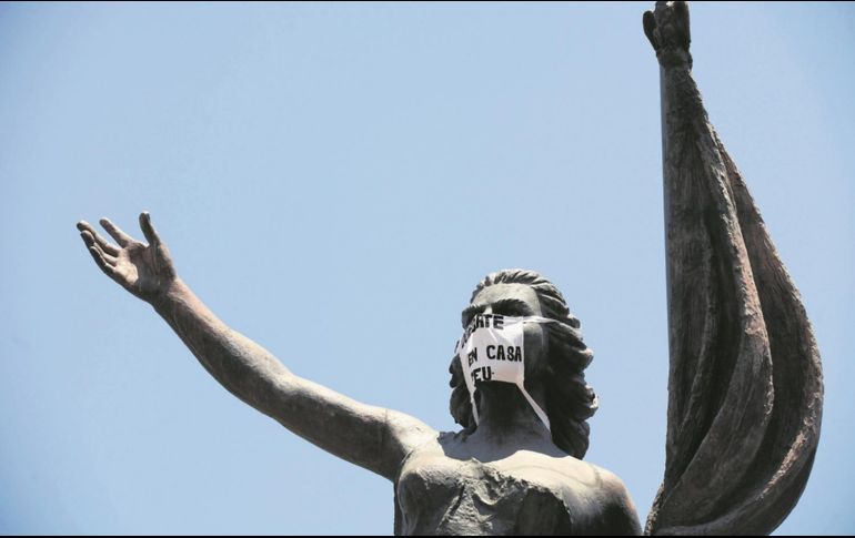 Madre Patria. La escultura ubicada en avenida México pide que los tapatíos no salgan de casa. EFE