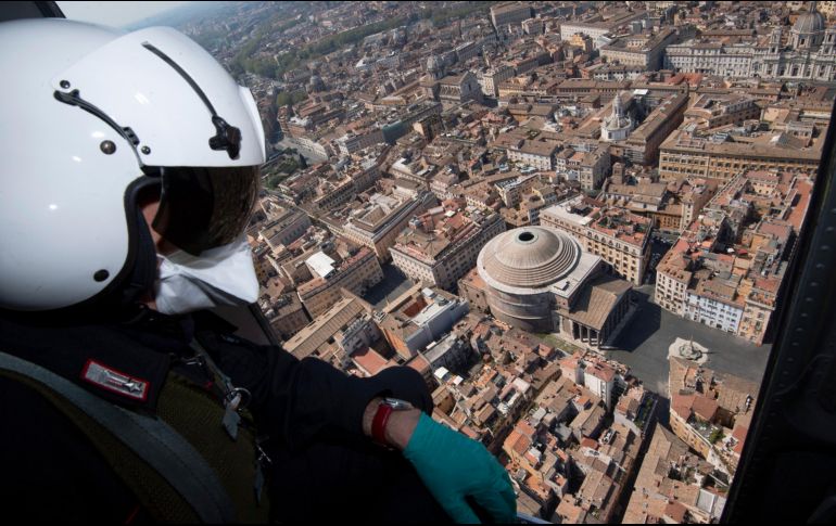 Un carabinieri durante un patrullaje desde helicóptero sobre Roma, Italia, en el marco de la cuarentena por coronavirus. EFE/C. Peri