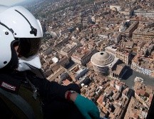 Un carabinieri durante un patrullaje desde helicóptero sobre Roma, Italia, en el marco de la cuarentena por coronavirus. EFE/C. Peri