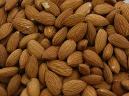 Las almendras aportan una buena cantidad de triptófano, el cual estimula al cerebro para producir una sensación de felicidad. EL INFORMADOR / ARCHIVO