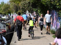 A pesar del llamado a quedarse en casa, personas salen hoy a ejercitarse. Vista junto al canal Hertford Union en Londres. EFE/A. Rain