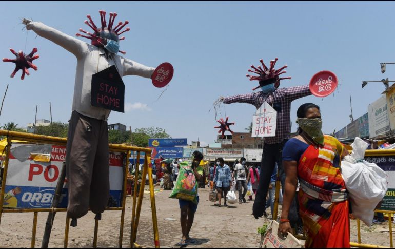 Autoridades indias se las ingenian para alertar sobre el coronavirus. Unos espantapájaros de COVID-19 llaman a quedarse en casa en un mercado de Chennai. AFP/A. Sankar
