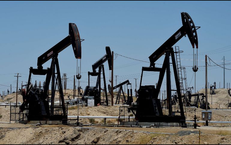El peso de la industria petrolera ha caído y representa solamente 3.7 por ciento del PIB, contra 8.0 por ciento para los Estados Unidos. AFP / ARCHIVO