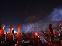 Unos cristianos se reunieron en un cementerio en Herasti, Rumanía, como parte de las celebraciones tradicionales ortodoxas del Sábado Santo. AFP