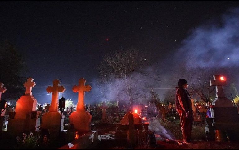 Unos cristianos se reunieron en un cementerio en Herasti, Rumanía, como parte de las celebraciones tradicionales ortodoxas del Sábado Santo. AFP