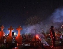 Unos cristianos se reunieron en un cementerio en Herasti, Rumanía, como parte de las celebraciones tradicionales ortodoxas del Sábado Santo. AFP