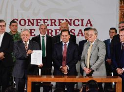 Con integrantes del Gabinete y de la Asociación Nacional de Hospitales Privados, se realizó la firma del convenio. SUN / D. Simón