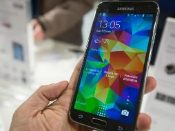 Los teléfonos móviles se podrían cargar sin necesidad de cables y superficies. NTX / ARCHIVO