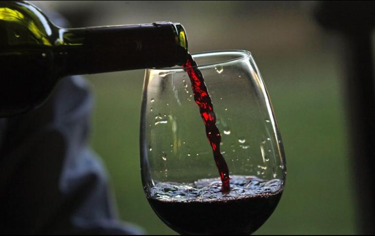 El consumo de alcohol en exceso es nocivo para la salud, sin embargo, de acuerdo con el estudio, la ingesta moderada de vino tinto ejerce efectos beneficiosos sobre la salud metabólica. AP / ARCHIVO