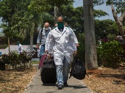 Un equipo cubano de 21 médicos y 16 enfermeras y un coordinador logístico que ayer partió de Cuba (foto) llegó hoy a Italia para ayudar a combatir el coronavirus y será destinado a un hospital en Turín. AP/ARCHIVO