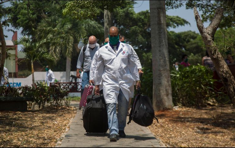 Un equipo cubano de 21 médicos y 16 enfermeras y un coordinador logístico que ayer partió de Cuba (foto) llegó hoy a Italia para ayudar a combatir el coronavirus y será destinado a un hospital en Turín. AP/ARCHIVO