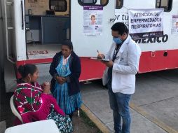 Personal médico atiende a personas con enfermedades respiratorias en módulos instalados en varias partes del estado. TWITTER/@SaludEdomex