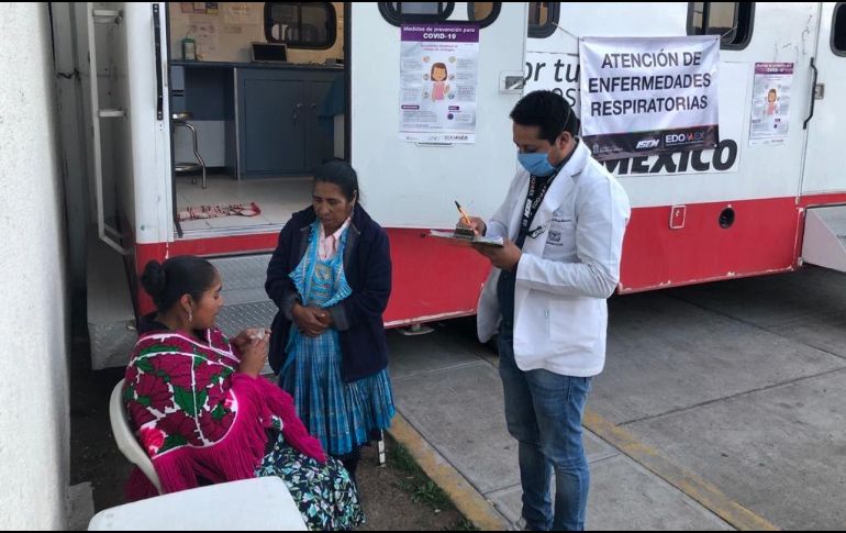Personal médico atiende a personas con enfermedades respiratorias en módulos instalados en varias partes del estado. TWITTER/@SaludEdomex