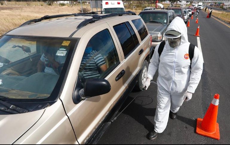 Pese al llamado de las autoridades a quedarse en casa, algunos filtros sanitarios han registrado filas interminables de vehículos. ESPECIAL / Gobierno de Jalisco