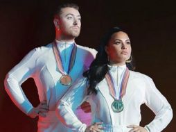 Sam Smith y Demi publicaron una fotografía de ambos con vestimenta deportiva y medallas olímpicas. INSTAGRAM / samsmith