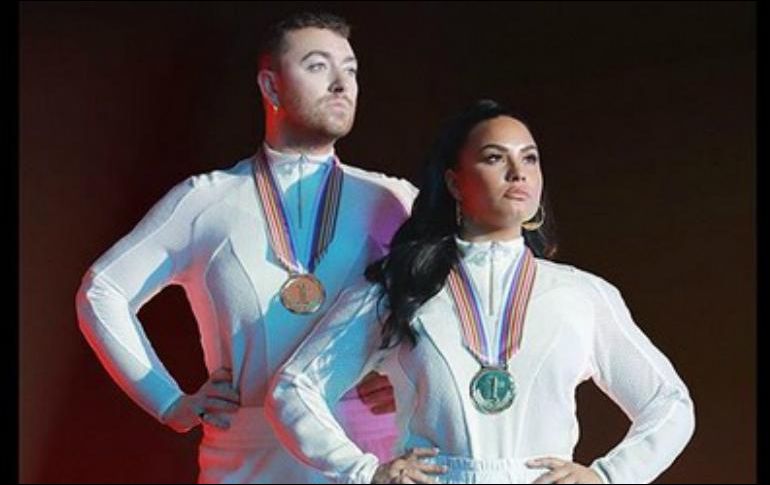 Sam Smith y Demi publicaron una fotografía de ambos con vestimenta deportiva y medallas olímpicas. INSTAGRAM / samsmith