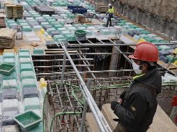 Obreros trabajan este lunes en una obra de un edificio de viviendas de nueva construcción en Madrid. Este lunes han vuelto a la actividad obras de construcción que quedaron suspendidas por el confinamiento. EFE/Ballesteros