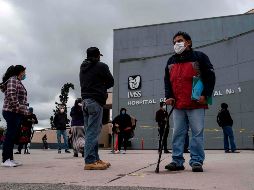 Personas hacen fila hoy para entrar al Hospital General Regional 20 del IMSS en Tijuana. AFP/G. Arias