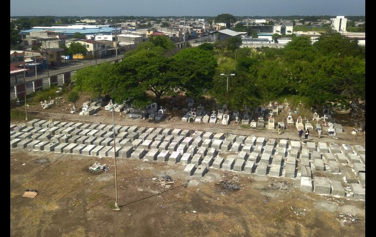 Tumbas nuevas en el cementerio María Canals. AFP