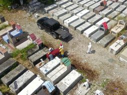 En Ecuador se reportan 355 fallecidos por coronavirus, y se sospecha de otros 424 probables. Trabajadores en un entierro el domingo en el cementerio María Canals, a las afueras de Guayaquil. AFP