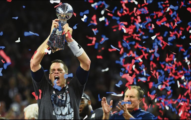 Brady (izq.) y Belichick (der.) marcaron una época en la NFL. AFP/Archivo