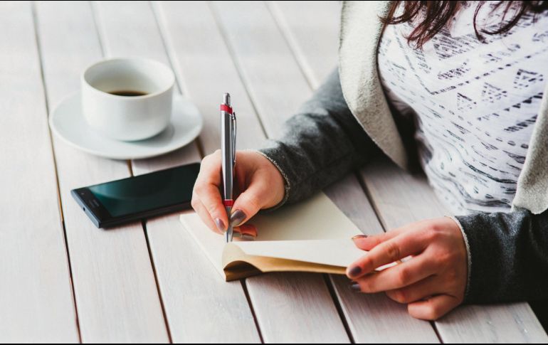 No dudes en aprovechar tu talento con las letras y envía tu propuesta. La página es www.filmadores.com. ESPECIAL