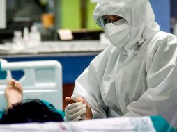 Personal médico sostiene la mano de un enfermo en terapia intensiva de un hospital en Cinisello Balsamo, cerca de Milán. AP/LaPresse/C. Furlan