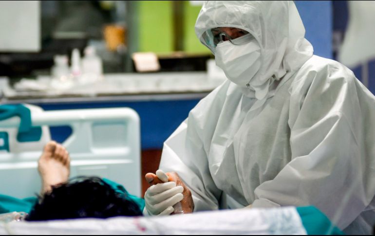 Personal médico sostiene la mano de un enfermo en terapia intensiva de un hospital en Cinisello Balsamo, cerca de Milán. AP/LaPresse/C. Furlan