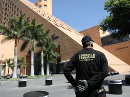 Un elemento de seguridad vigila un centro comerciales en Ciudad de México. EFE/S. Gutiérrez