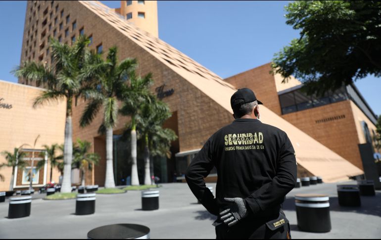Un elemento de seguridad vigila un centro comerciales en Ciudad de México. EFE/S. Gutiérrez
