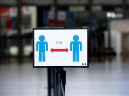 Un cartel ilustrativo en París indica que las personas deben estar separadas por una distancia de un metro. EFE/S. Nogier