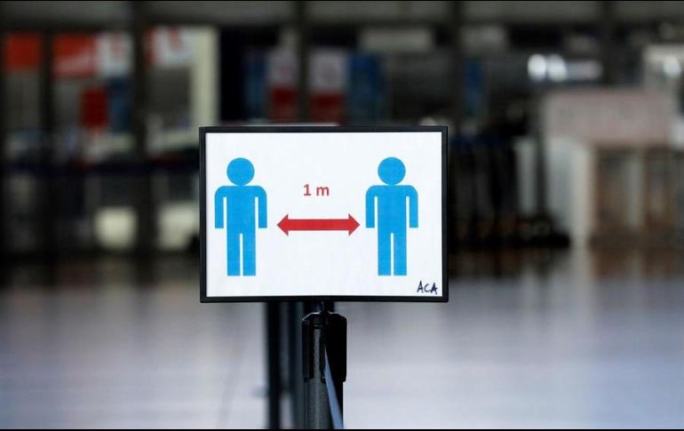 Un cartel ilustrativo en París indica que las personas deben estar separadas por una distancia de un metro. EFE/S. Nogier