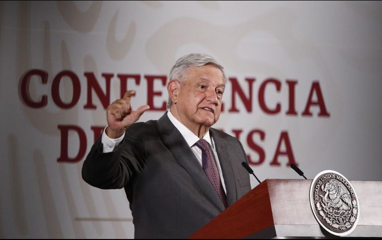 El Presidente López Obrador ha recibido críticas por dar besos y abrazos en giras y no seguir las recomendaciones de distancia social ante la expansión del coronavirus. EFE/J. Méndez