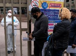 Personas esperaban ayer para entrar al Hospital General Regional 20 del IMSS en Tijuana. AFP/ARCHIVO