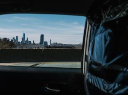 Vista de la zona de Manhattan, en la ciudad e Nueva York, desde un taxi con plástico protector entre asientos. EFE/A. Vigaray