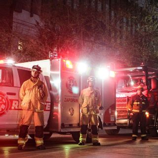 Con luces y sirenas reconocen la labor del personal médico ante pandemia por COVID-19