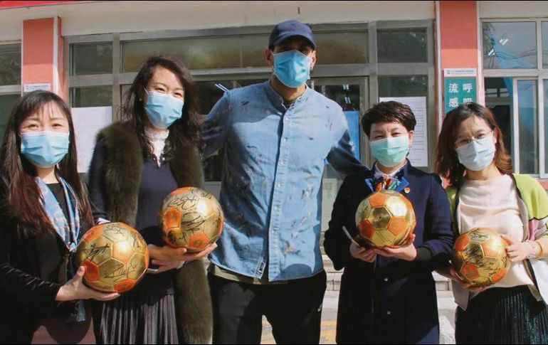 RECUPERADO. El jugador Marouane Fellaini posó al salir del hospital. ESPECIAL