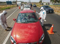 Pese al tráfico que genera la revisión de automovilistas en los cuatro filtros sanitarios instalados en los puntos de salida de la ciudad (y tres más en el interior del Estado), el Gobierno de Jalisco no cambiará la estrategia. ESPECIAL