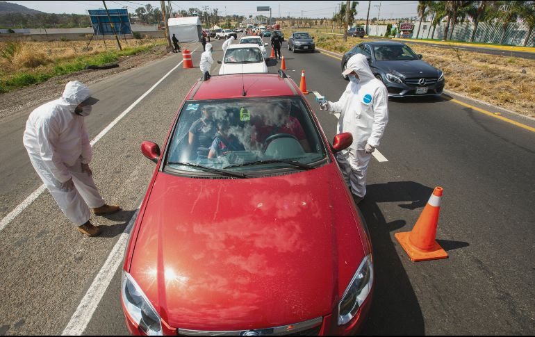 Pese al tráfico que genera la revisión de automovilistas en los cuatro filtros sanitarios instalados en los puntos de salida de la ciudad (y tres más en el interior del Estado), el Gobierno de Jalisco no cambiará la estrategia. ESPECIAL