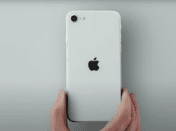 El iPhone SE está construido con aluminio de grado aeroespacial y un diseño de vidrio duradero. ESPECIAL / Apple