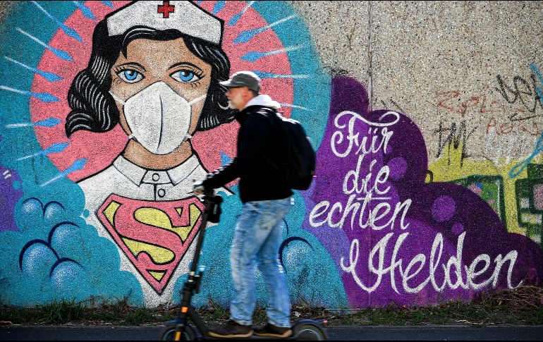 Un graffiti del artista 'Uzey' con tema del coronavirus muestra a una enfermera superheroína en Hamm, Alemania. EFE/S. Steinbach