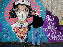 Un graffiti del artista 'Uzey' con tema del coronavirus muestra a una enfermera superheroína en Hamm, Alemania. EFE/S. Steinbach
