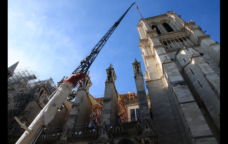El fuego fundió gran parte de las mil 326 placas de plomo que recubrían el tejado de Notre Dame. AP /M. Euler