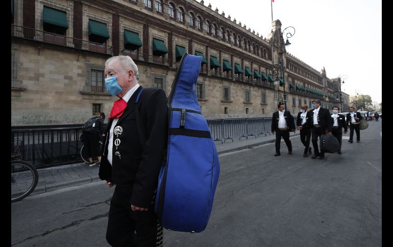 Los músicos acudieron a dar serenata en las puertas de Palacio Nacional en Ciudad de México. EFE/J. Méndez