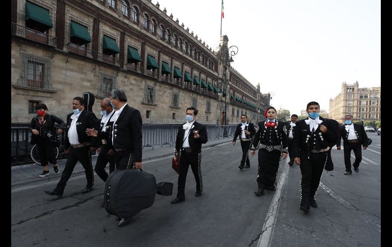 Mariachis dan serenata en Palacio Nacional para pedir apoyos