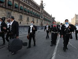 Los músicos acudieron a dar serenata en las puertas de Palacio Nacional en Ciudad de México. EFE/J. Méndez